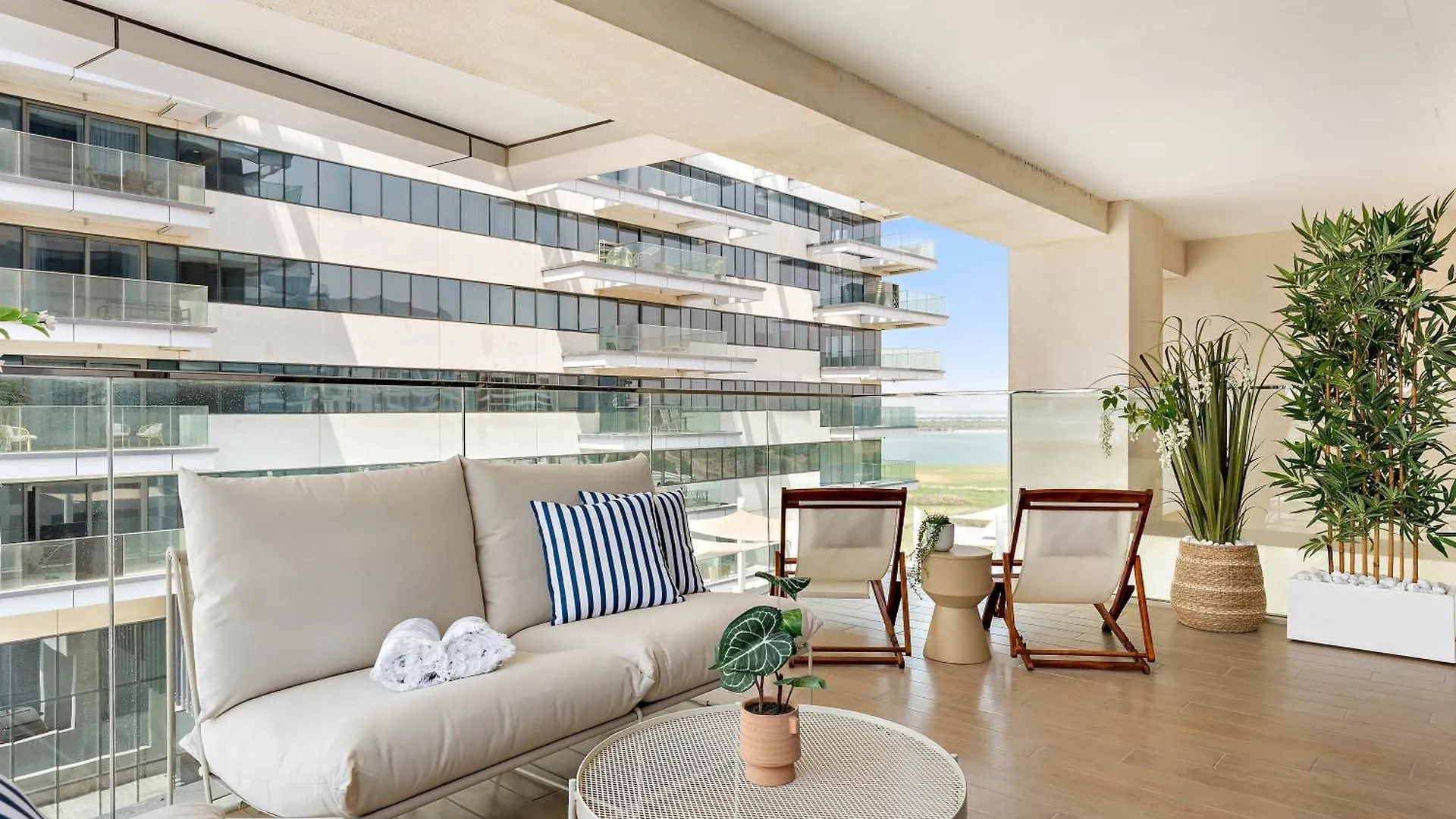 Bright Oasis At Yas - Private Beach Access Abú Dhabí Apartmán